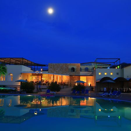 Almyros Beach Альмирос-Бич Экстерьер фото The resort at night