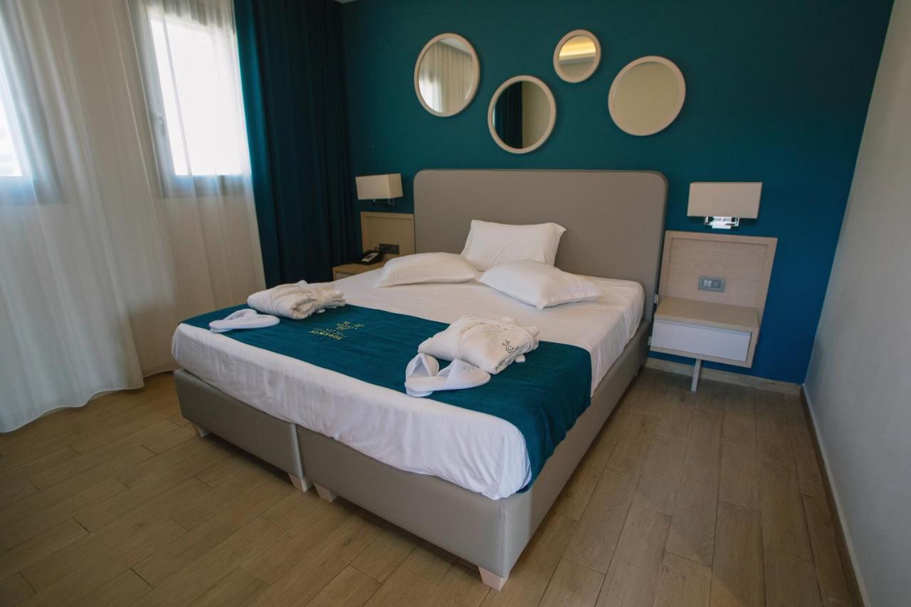 Almyros Beach Альмирос-Бич Экстерьер фото A bedroom in a hotel